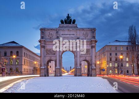 Geographie / Reisen, Deutschland, Bayern, München, Blick auf Siegestor (Siegestor) in die Stadt mit Leopolds, Additional-Rights-Clearance-Info-not-available Stockfoto