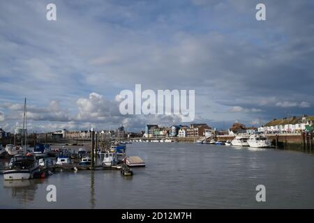 Dramatischer stürmischer Himmel über dem Fluss Arun in Littlehampton mit Keilwolken. Stockfoto