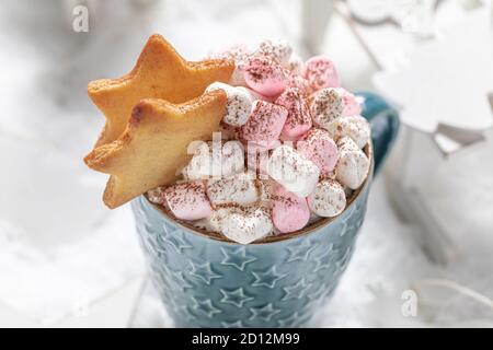 Heiße und hausgemachte Schokolade zu Weihnachten mit Marshmallows auf Schnee Tabelle Stockfoto