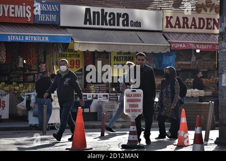 5. Oktober 2020, Ankara, Türkei: Die Menschen gehen an einem Basar im historischen Stadtteil Ulus vorbei. Das türkische Statistische Institut gab am 5. Oktober bekannt, dass die Verbraucherpreisinflation in der Türkei im September leicht unter dem Vorjahreswert von 11.75 Prozent lag und damit unter den meisten Prognosen lag. (Bild: © Altan Gocher/ZUMA Wire) Stockfoto