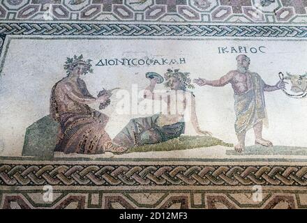 Haus von Dionysos: Dionysos & Acme sind dargestellt (links) mit Icarios, die die Zügel eines Ochsenkarren halten, gefüllt mit Säcken Wein. Stockfoto