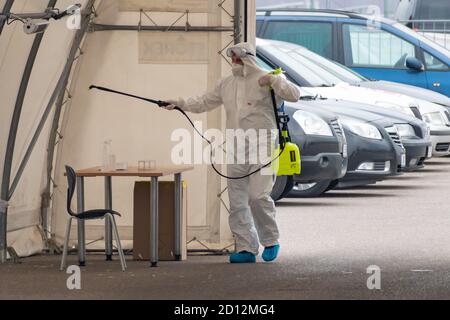 Sanitäter tragen Schutzausrüstung Desinfektion mobile Prüfstation Zelt für Autos während Coronavirus oder COVID19 Ausbruch Stockfoto