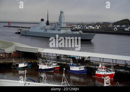 Mitglieder der Besatzung stehen an Deck, als der Zerstörer HMS Diamond der Royal Navy Typ 45 an der Mündung des Flusses Tyne in North Shields Fish Quay, Tyne und Wear ankommt. Stockfoto