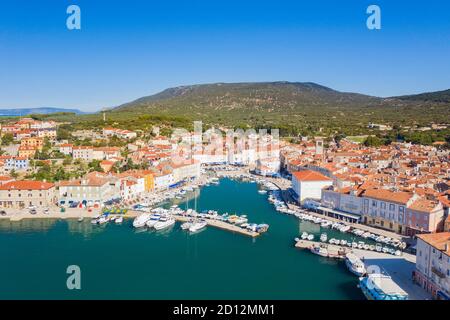 Meer und Yachthafen mit Booten in der Stadt Cres, Insel Cres, Kvarner, Kroatien Stockfoto