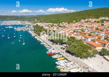 Marina in der Stadt Punat auf der Insel Krk, Kvarner Bucht, Kroatien, Luftaufnahme von der Drohne Stockfoto