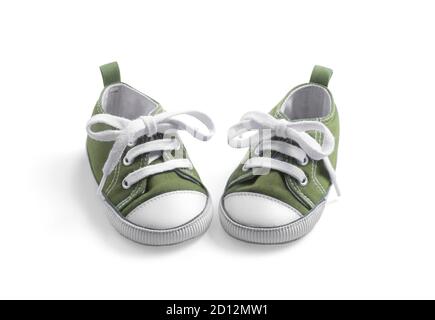 Olive Baby Sneakers. Ankunftsmetapher, isoliert auf Weiß Stockfoto