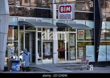 5. Oktober 2020, Ankara, Türkei: Eine Frau steht vor einem Billigmarkt. Das türkische Statistische Institut gab am 5. Oktober bekannt, dass die Verbraucherpreisinflation in der Türkei im September leicht unter dem Vorjahreswert von 11.75 Prozent lag und damit unter den meisten Prognosen lag. (Bild: © Altan Gocher/ZUMA Wire) Stockfoto