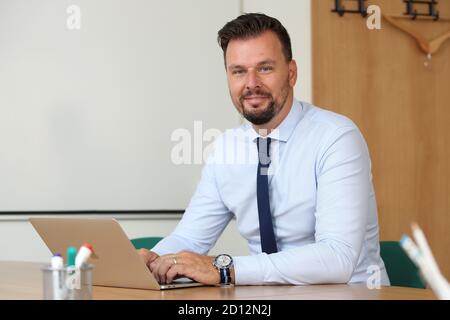 Der tschechische Regierungsbeauftragte für IT und Digitalisierung, die Nationale Agentur für Kommunikation und Informationstechnologien Leiter Vladimir Dzurilla posiert in seinem Stockfoto