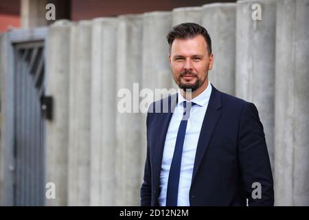 Der tschechische Regierungsbeauftragte für IT und Digitalisierung, die Nationale Agentur für Kommunikation und Informationstechnologien Leiter Vladimir Dzurilla posiert in seinem Stockfoto