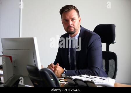 Der tschechische Regierungsbeauftragte für IT und Digitalisierung, die Nationale Agentur für Kommunikation und Informationstechnologien Leiter Vladimir Dzurilla posiert in seinem Stockfoto