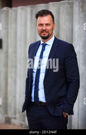 Der tschechische Regierungsbeauftragte für IT und Digitalisierung, die Nationale Agentur für Kommunikation und Informationstechnologien Leiter Vladimir Dzurilla posiert in seinem Stockfoto