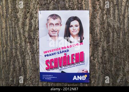 2.-3. Oktober 2020, Plakat der tschechischen Regionalwahlen des Bürgervereins ANO (Aktion unzufriedener Bürger), Milliardär und Gründer von ANO Andrej Ba Stockfoto