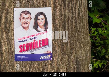 2.-3. Oktober 2020, Plakat der tschechischen Regionalwahlen des Bürgervereins ANO (Aktion unzufriedener Bürger), Milliardär und Gründer von ANO Andrej Ba Stockfoto