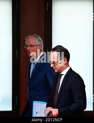 Berlin, Deutschland. Oktober 2020. Heiko Maas (SPD, r), Außenminister, und Michel Barnier, Chefverhandler der Europäischen Union für den Brexiten, verlassen nach einem Treffen im Auswärtigen Amt eine Pressekonferenz (Recrop). Quelle: Tobias Schwarz/AFP POOL /dpa/Alamy Live News Stockfoto