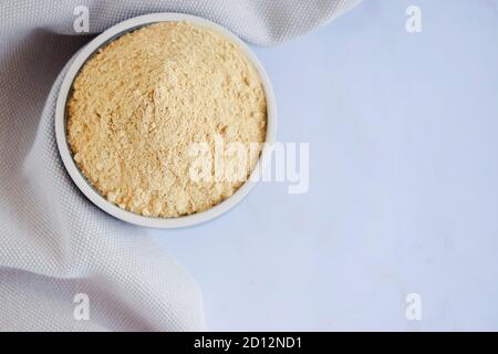 Maca Pulver in einer Schüssel, super Essen. Flach liegend, Kopierplatz. Stockfoto