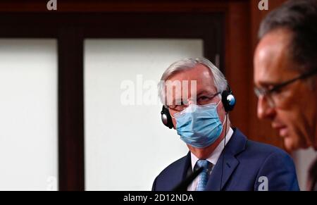 Berlin, Deutschland. Oktober 2020. Heiko Maas (SPD, r), Außenminister, und Michel Barnier, Chefverhandler der Europäischen Union für den Brexiten, halten nach einem Treffen im Auswärtigen Amt eine Pressekonferenz ab. Quelle: Tobias Schwarz/AFP POOL /dpa/Alamy Live News Stockfoto