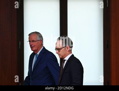 Berlin, Deutschland. Oktober 2020. Der Außenminister Heiko Maas (SPD, r) und Michel Barnier, Chefunterhändler der Europäischen Union für den Brexiten, verlassen nach einem Treffen im Auswärtigen Amt eine Pressekonferenz. Quelle: Tobias Schwarz/AFP POOL /dpa/Alamy Live News Stockfoto