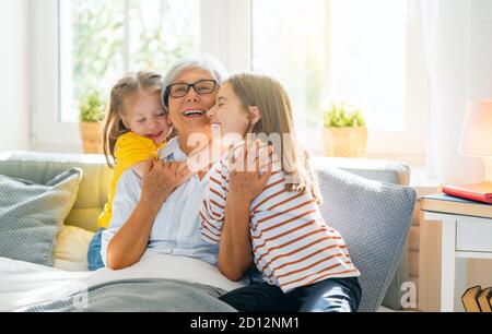 Nette Mädchen und ihre Großmutter genießen sonnigen Morgen. Gute Zeit zu Hause. Stockfoto