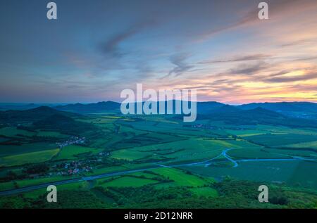 Blick von Lovos Hill. Sonnenuntergang im Böhmischen Mittelgebirge, Tschechische Republik. Zentrale Böhmisches Mittelgebirge ist ein Gebirgszug im nördlichen Böhmen Stockfoto