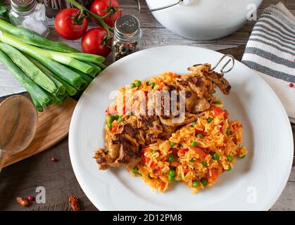 mediterraner Fleischspieß mit djuvec Reis Stockfoto