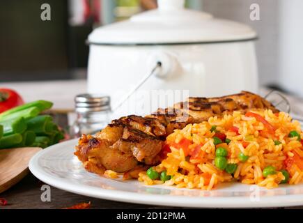 mediterranes Fleischgericht mit Reis Stockfoto