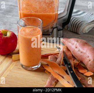 Gesundes Obst Gemüse Smoothie in einem Glas mit Mixer in Der Hintergrund Stockfoto