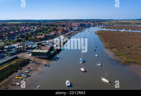 Brunnen neben dem Meer, Hafen und Salzmärsche, Nord-Norfolk, England Stockfoto