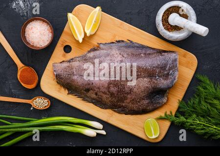 Blick von oben auf rohen frischen Heilbutt ohne Kopf auf Holz Schneidebrett Stockfoto