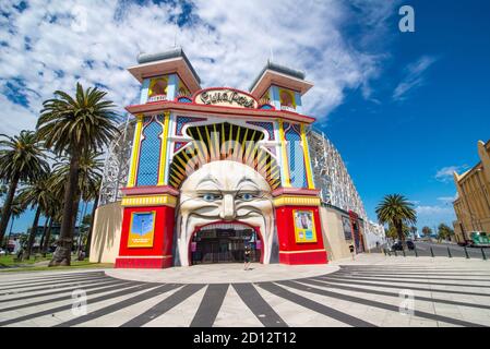 ST KILDA, MELBOURNE, VICTORIA / AUSTRALIEN: Offene Fassade des berühmten Luna Park in St Kilda, Melbourne. Der Vergnügungspark wurde 1912 eröffnet. Stockfoto