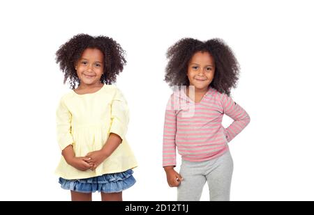 Happy niedlichen Zwillinge mit einem lockigen afro Haar isoliert auf Ein weißer Hintergrund Stockfoto