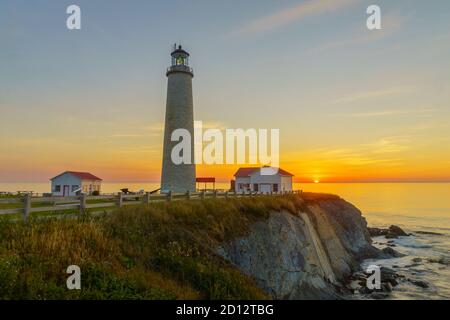 Sonnenaufgang in der Cap-des-Rosiers Leuchtturm, Gaspe Halbinsel, Quebec, Kanada Stockfoto