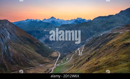 Furkapass, Schweizer Alpen. Landschaftsbild des Furkapasses, Schweiz bei Herbstuntergang. Stockfoto