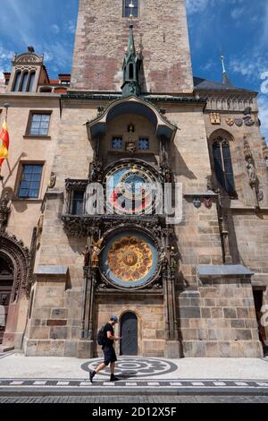 Ansicht der Prager astronomischen Uhr, oder Prag Orloj, eine mittelalterliche astronomische Uhr, die erstmals 1410 in Prag, Tschechien, Europa installiert wurde Stockfoto