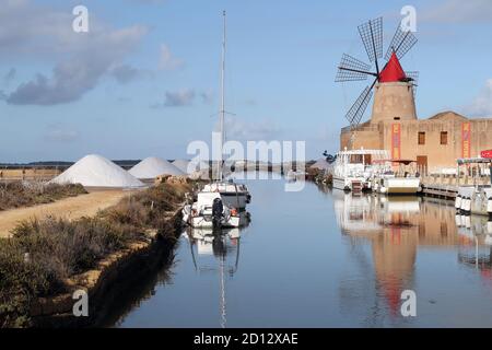 Salzpfannen in Stagnone Reserve in der Nähe von Trapani Sizilien, Italien Stockfoto