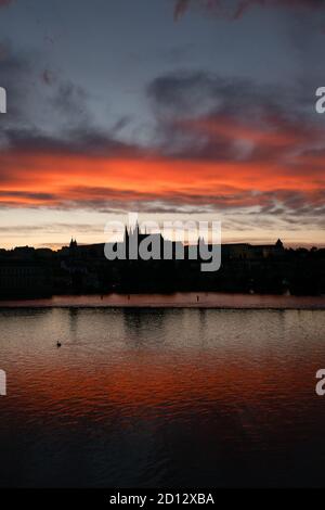 Blick auf die Prager Burg, touristisches Wahrzeichen an der Moldau in Prag, Tschechien, Europa. Schöne Stadtlandschaft mit Denkmal Stockfoto