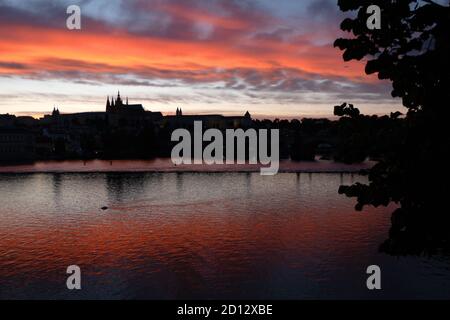 Blick auf die Prager Burg, touristisches Wahrzeichen an der Moldau in Prag, Tschechien, Europa. Schöne Stadtlandschaft mit Denkmal Stockfoto