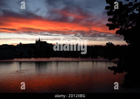 Blick auf die Prager Burg, touristisches Wahrzeichen an der Moldau in Prag, Tschechien, Europa. Schöne Stadtlandschaft mit altem Denkmal Stockfoto