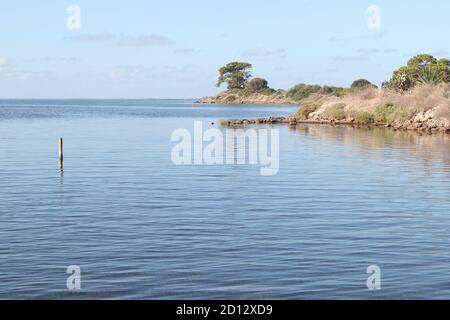 Ruhige Gewässer der Stagnone Lagune in der Nähe der Insel Mozia Von Trapani Sizilien Stockfoto