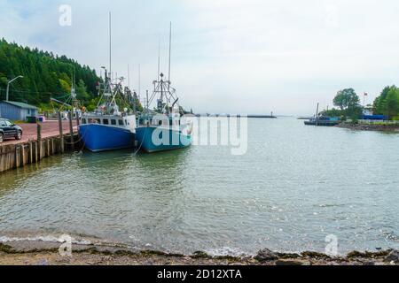 Blick auf den Hafen bei Flut, in St. Martins, New Brunswick, Kanada Stockfoto