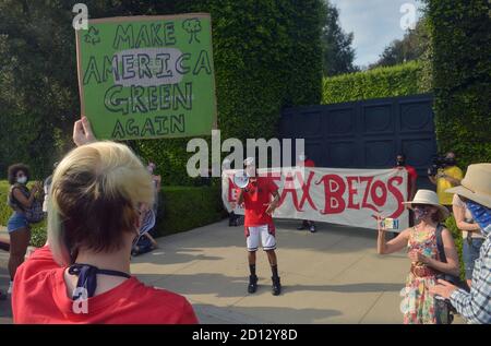 Beverly Hills, Usa. Oktober 2020. Chris Smalls, der von Amazon gefeuert wurde, nachdem er bei der Organisation einer Arbeitsniederlegung im Lager des Unternehmens in Staten Island, New York, geholfen hatte, um gegen das zu protestieren, was er als Mangel an COVID-19 Schutzausrüstung und Hazard Pay für Mitarbeiter bezeichnete, spricht mit Demonstranten vor der Villa des Amazon-Gründers Jeff Bezo in Beverly Hills. Kalifornien am Sonntag, 4. Oktober 2020. Foto von Jim Ruymen/UPI Kredit: UPI/Alamy Live Nachrichten Stockfoto