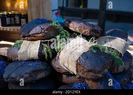 Hausgemachte schwarz Getreide- und Juniper Brot mit Hanf Samen in einem Street Food traditioneller Markt Stockfoto