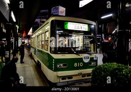 Eine Straßenbahn der Linie 5 an der Hiroden Hiroshima Station in Hiroshima, Japan Stockfoto