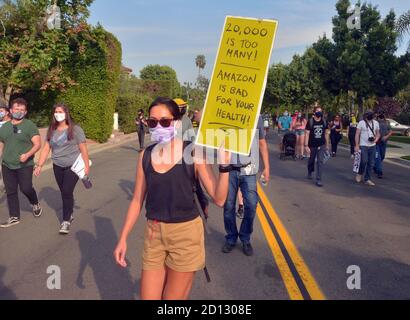 Beverly Hills, Usa. Oktober 2020. Eine Koalition von Arbeits- und Umweltaktivisten marschiert am Sonntag, den 4. Oktober 2020, zum Tor der Villa des Amazon-Gründers Jeff Bezo, um gegen die Arbeitsbedingungen der Unternehmen während der COVID-19-Krise in Beverly Hills, Kalifornien, zu protestieren. Amazon hat letzte Woche, nach monatelangem Druck von Arbeitern und Arbeitergruppen, enthüllt, dass fast 20,000 seiner Frontline-US-Arbeiter positiv auf das Coronavirus getestet haben. Foto von Jim Ruymen/UPI Kredit: UPI/Alamy Live Nachrichten Stockfoto