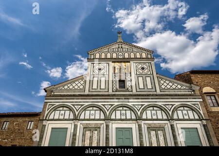 Florenz. Fassade der berühmten Basilika San Miniato al Monte im florentinischen romanischen Stil (1013 - XII Jahrhundert). UNESCO-Weltkulturerbe, Italien. Stockfoto