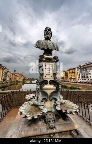 Florenz, Ponte Vecchio (Alte Brücke), Denkmal (1901) mit einer Büste von Benvenuto Cellini, berühmter Florentiner Bildhauer und Goldschmied, Toskana Italien. Stockfoto