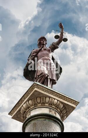 Säule mit Statue der Gerechtigkeit auf der Piazza Santa Trinita, Florenz, Toskana, Italien. Die Statue stammt aus der Römerzeit. Stockfoto