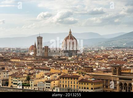 Stadtbild von Florenz mit der Kathedrale, Santa Maria del Fiore und dem Glockenturm von Giotto (Campanile). UNESCO-Weltkulturerbe, Toskana, Italien. Stockfoto