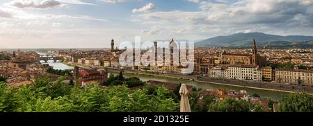 Florenz Stadtbild vom Hügel aus gesehen mit der Kathedrale im Zentrum, Santa Maria del Fiore und dem Glockenturm von Giotto (Campanile). Toskana, Italien. Stockfoto