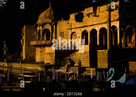 Gadsisar Sagar See in Jaisalmer Rajasthan, schöne Aussicht auf Sonnenaufgang am Gadsisar Sagar See von Rajasthan Indien Stockfoto