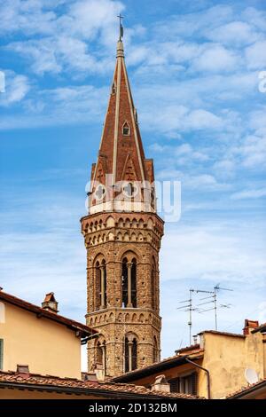 Glockenturm der Badia Fiorentina (Abbazia di Santa Maria, Abtei), alte Kirche im Zentrum von Florenz, im gotischen und barocken Stil. Toskana, Italien. Stockfoto